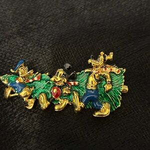 Disney Festive Gold and Green Character Napier brooch